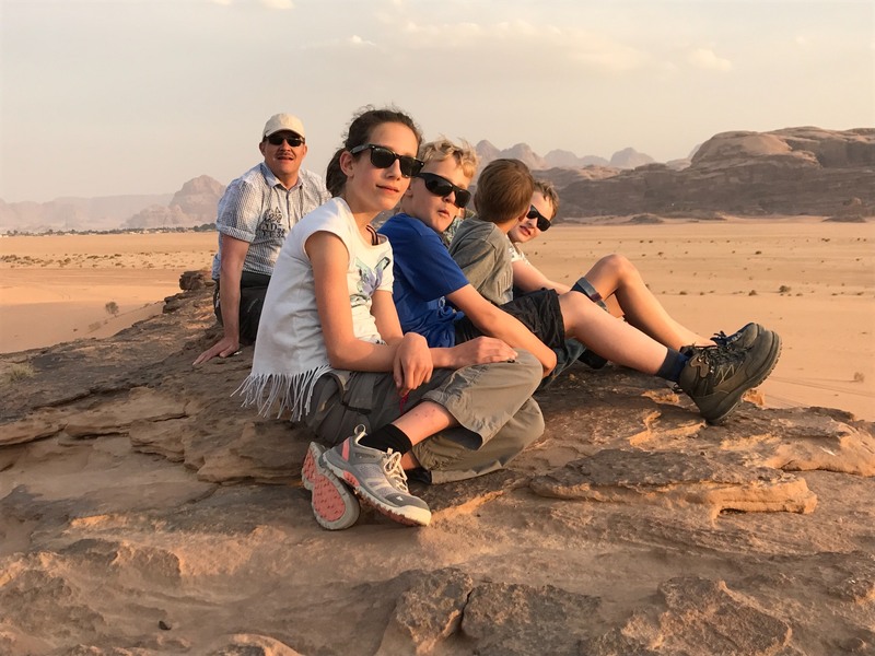 Kids op een rots in de woestijn van Jordanië