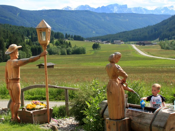 De prachtige grijs-roze bergen van de Dolomieten liggen grotendeels in de Italiaanse regio Zuid-Tirol. Hier zijn veel activiteiten voor een kindervakantie