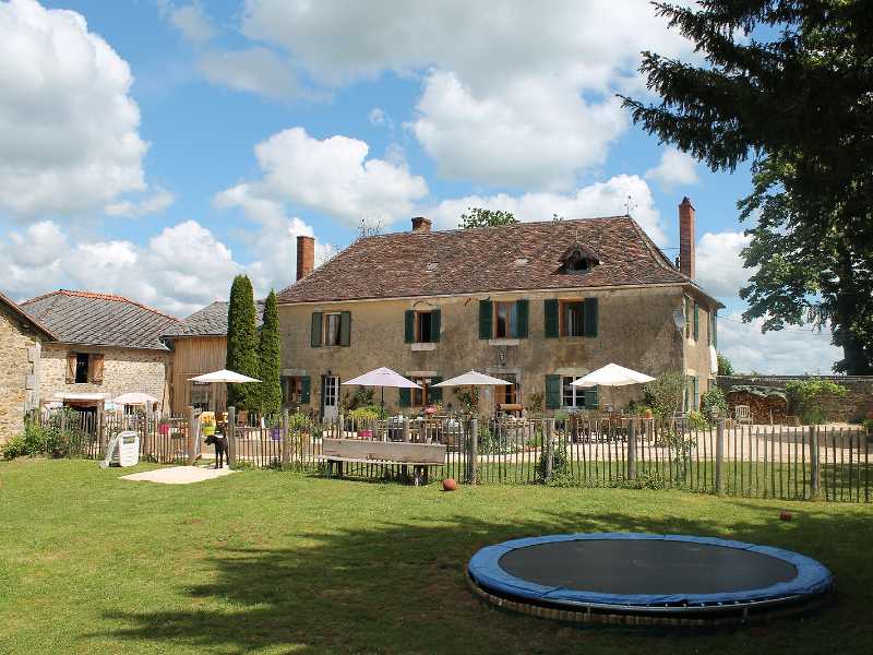 Terras op vakantiepark Domaine le Bost in de Perigord Vert, Frankrijk.