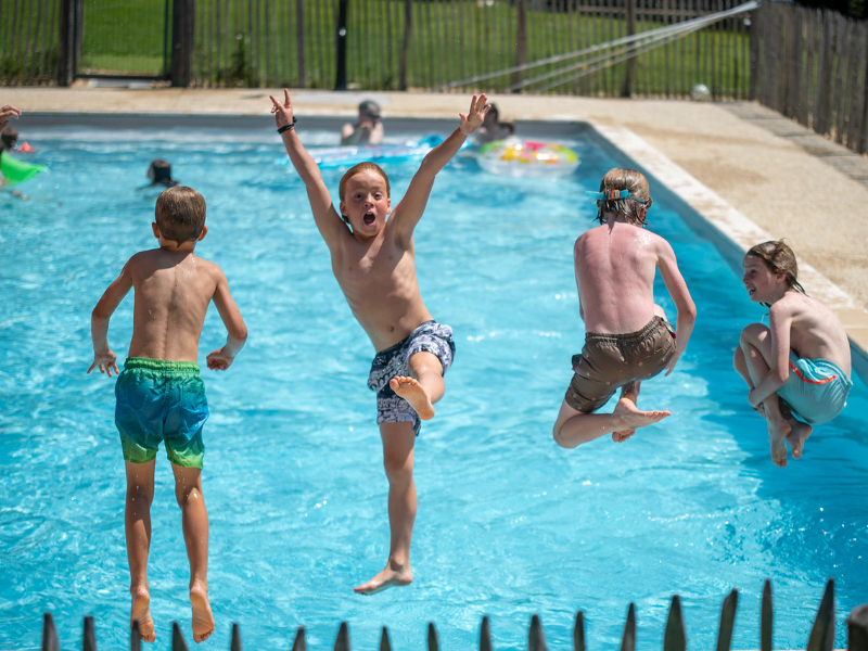 Kinderen springen in het zwembad van Domaine le Bost in Frankrijk