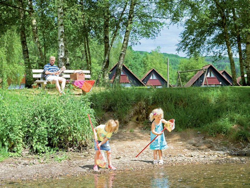 Kids spelen in bij het water