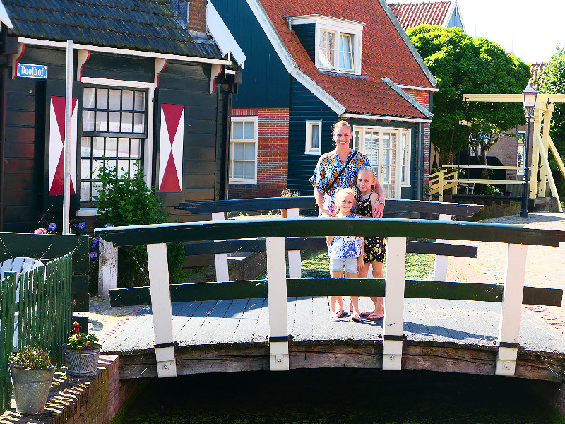 Met de kids op het bruggetje in het doolhof van Volendam