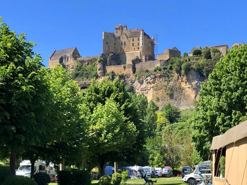 Camping capeyrou aan de voet van kasteel Beynac.