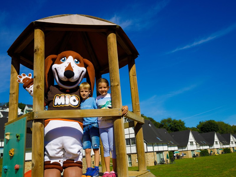 Dormio Eifeler Tor met mascotte Mio