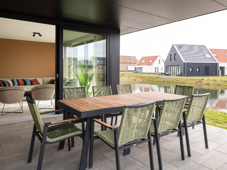 Terras aan het water bij Dormio Resort Nieuwvliet Bad