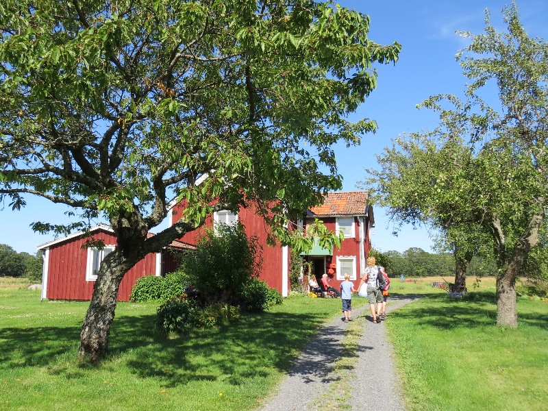 Wandelen door het dorp op Sladö