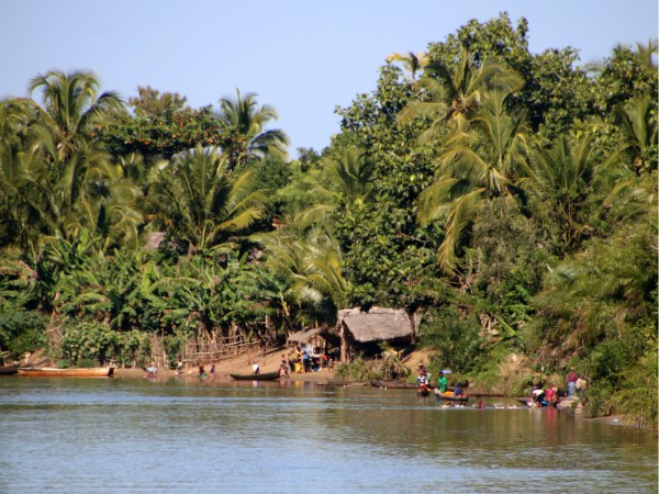 Dorpje aan het Pangalanes kanaal