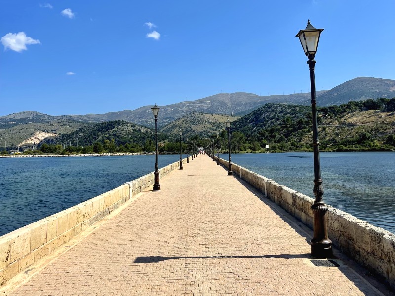 Via de Drapanos brug wandel je naar Argostoli