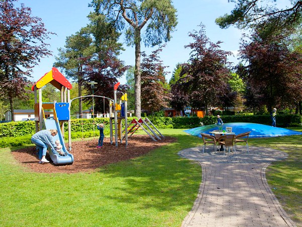 kinderen spelen in het speeltuintje