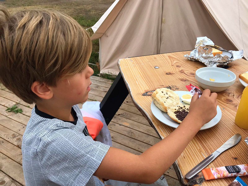 Lekker ontbijten, deze wordt ook bij de tent gebracht.