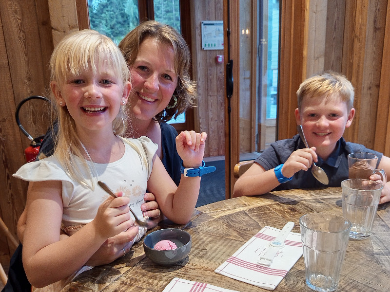 Na een goede maaltijd genieten we van het desert bij Ecrin Blanc Resort