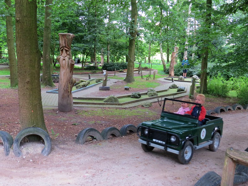 Kids in de Jeep bij Center Parcs de Eemhof