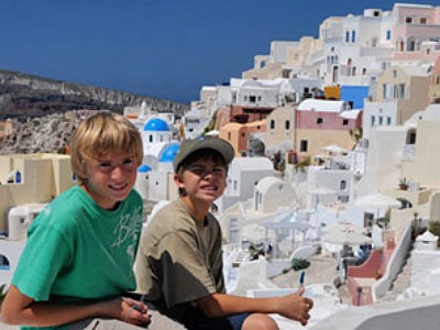 Kids voor de witte huisjes met blauwe daken