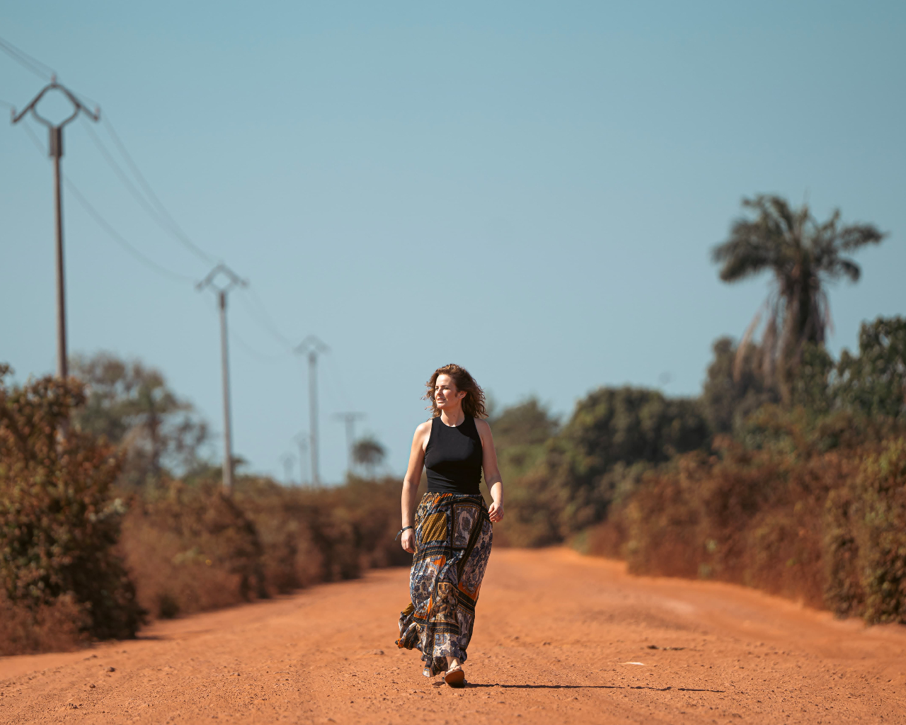 Elisabeth op een typisch rode weg in het binnenland van Gambia