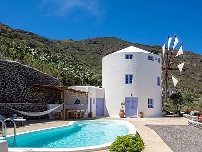 Bijzondere windmolen accommodatie op Santorini met zwembad