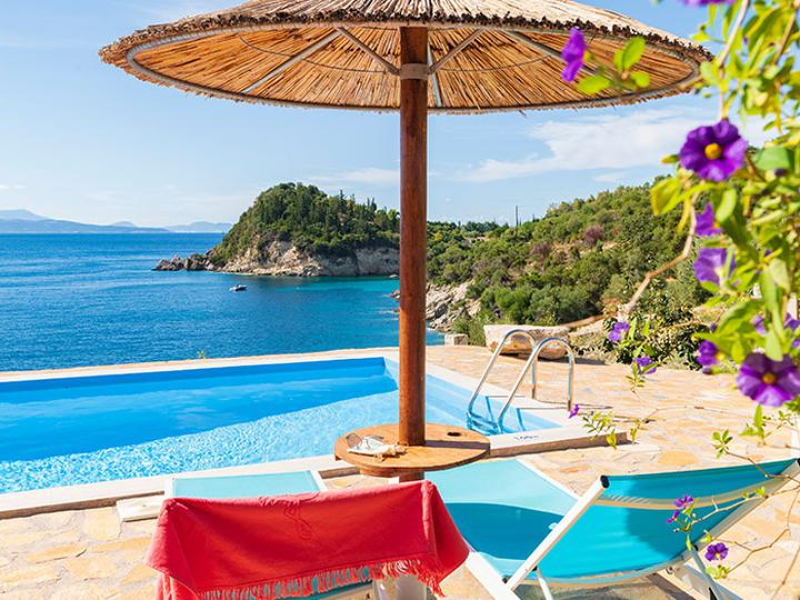 Uitzicht op het strand vanaf kindvriendelijke vakantievilla Amousso Beach op Lefkas