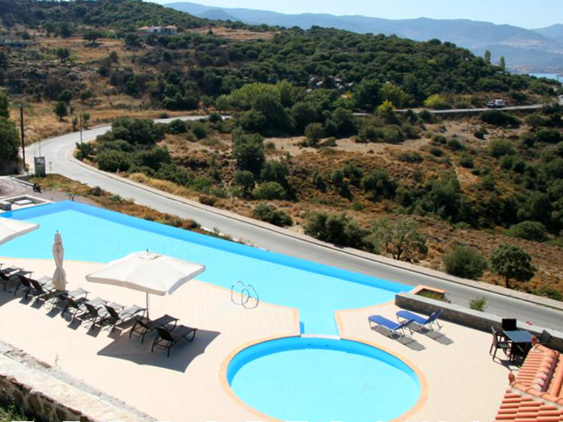 Zwembad met kinderbad bij Villas Molivos Castle op Lesbos.