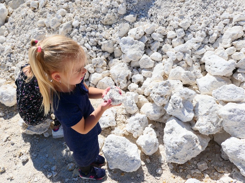 Emma heeft een mooie steen gevonden