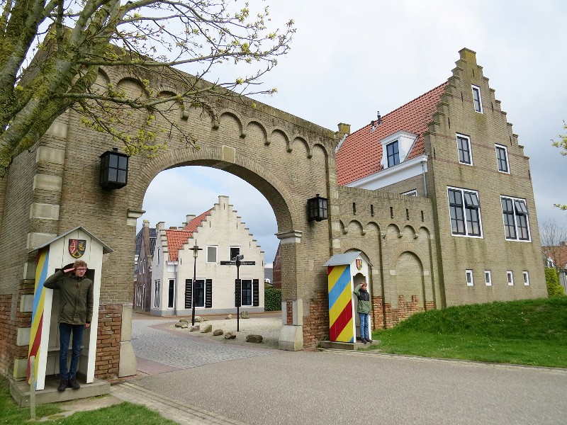 Stadspoort met wachters Zeb en Tycho bij Landal Esonstad