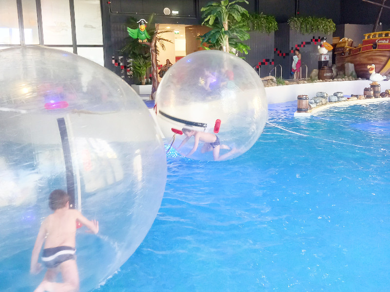 Landal Esonstad loopballen in het zwembad