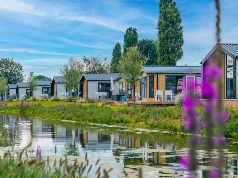 Chalets aan het water.