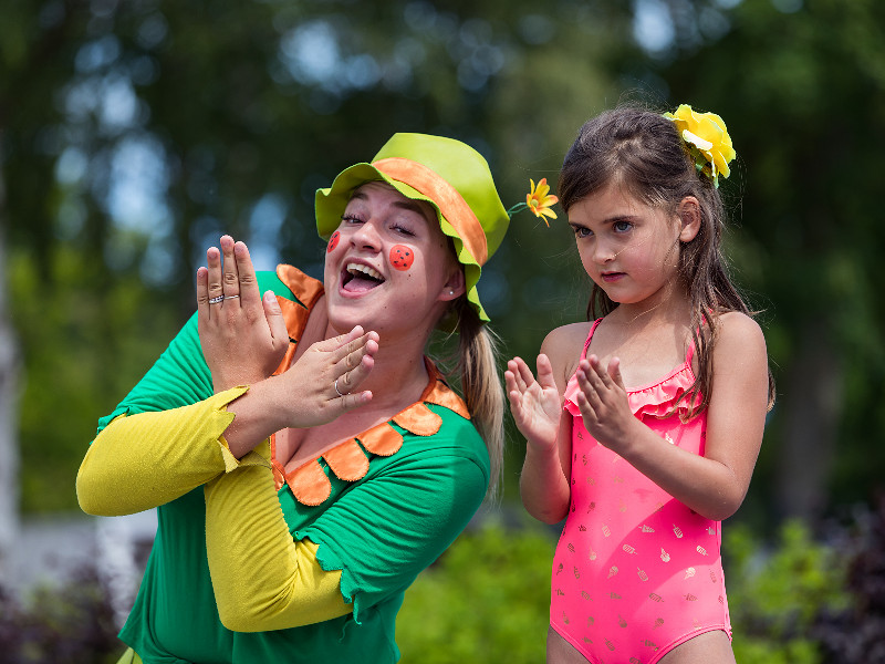 Bloem vermaakt de kinderen bij EuroParcs