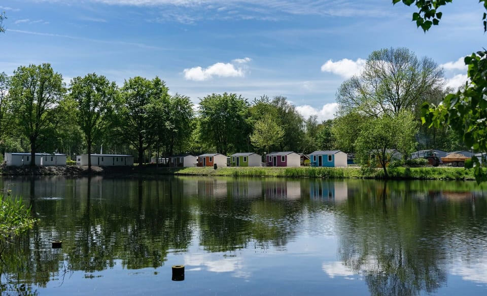 Chalets aan het water in het Amsterdamse Bos.