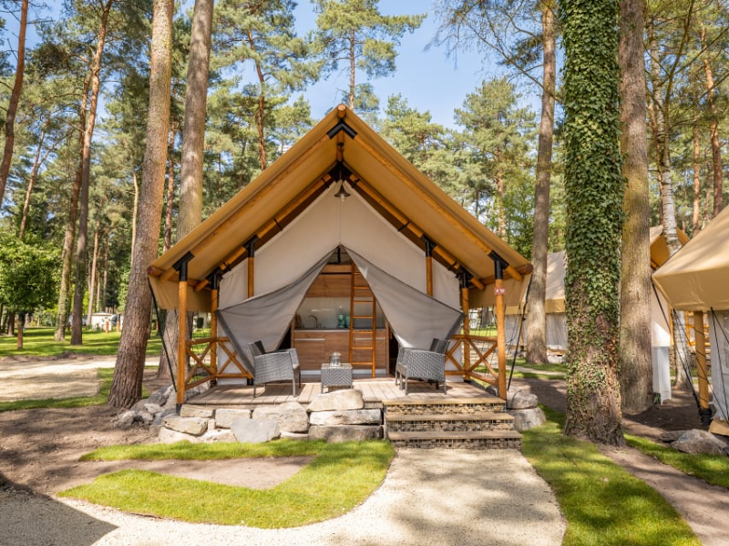 Op het kindvriendelijke vakantiepark Hoge Kempen in Belgisch Limburg kun je onder andere terecht in deze luxe tent midden in het bos.