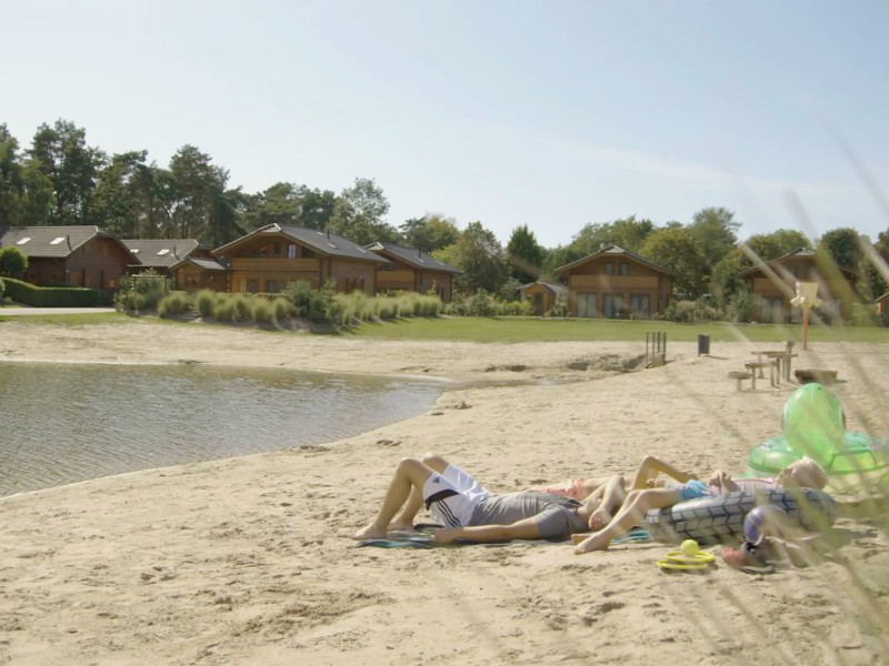 Gezin ligt lekker op het strandje bij Resort de Achterhoek