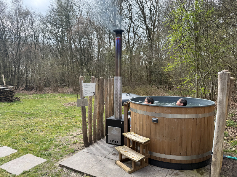 Heerlijk genieten van de hottub in de achtertuin