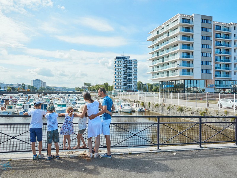 Gezin bij de haven van Boulogne sur Mer