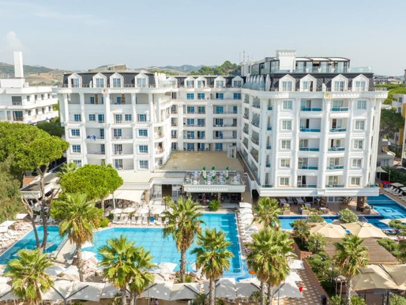 hotel en zwembad van Fafa Premium