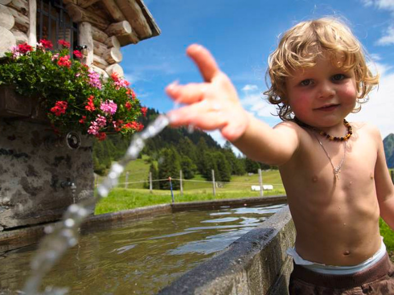 Kindje spat water bij de waterbak bij Hotel Lagant