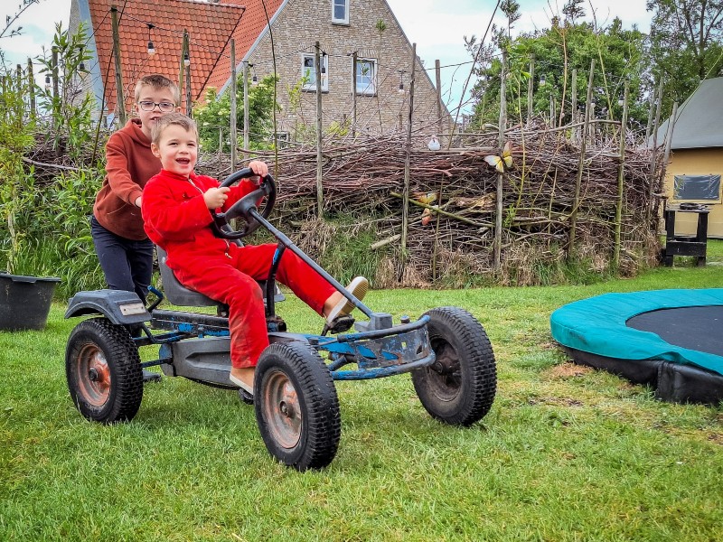 Heerlijk skelteren over het erf 