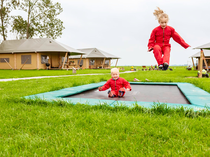 FarmCamps de Kalverliefde trampoline springen