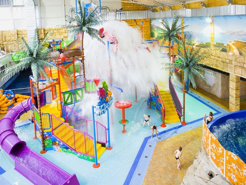 Waterspeeltuin in het zwembad van Vakantiepark Weissenhäuser Strand