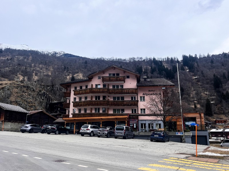 Het hotel vanaf de straatkant