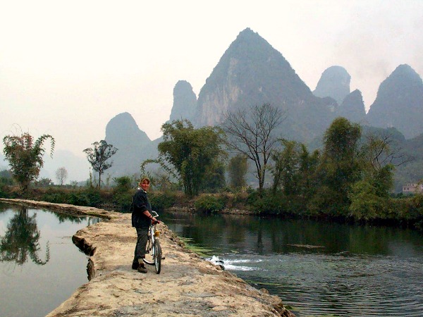 Fietsen in een fantastisch landschap bij Yangshuo, China