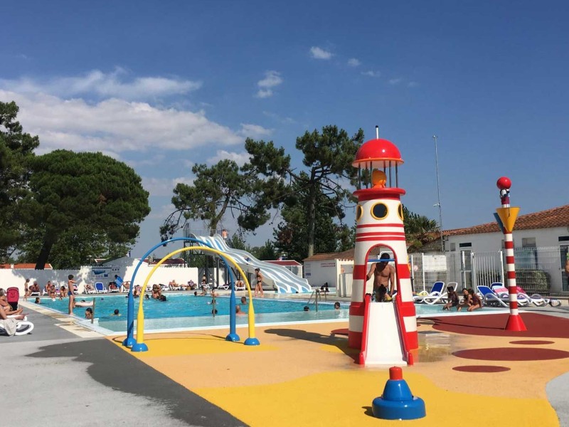 zwembad met glijbanen