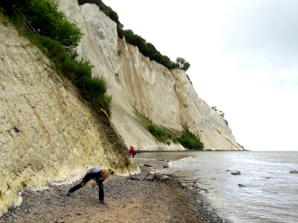 Zeb zoekt fossielen op het strand bij Møns Klint