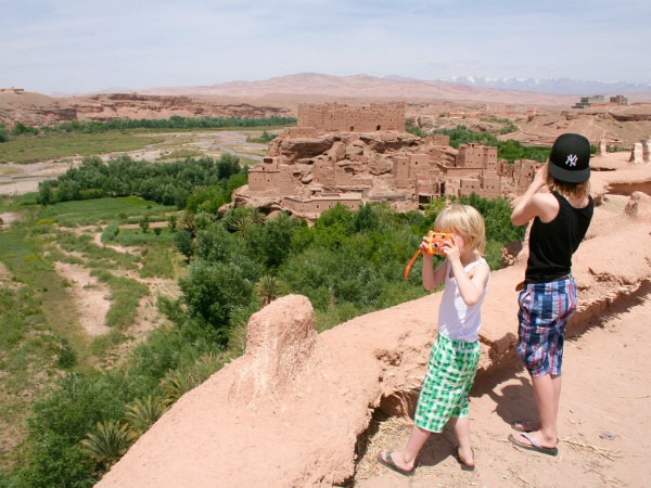 Kids kijken uit op de groene vallei in Marokko