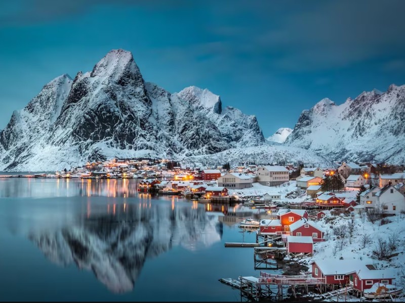 Lofoten dorp aan meer