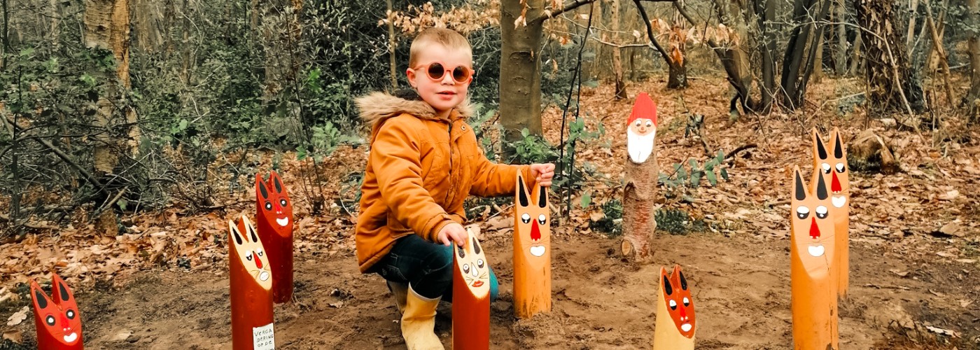 Peuter aan het spelen op kabouterpad Elfbergen tijdens de herfst