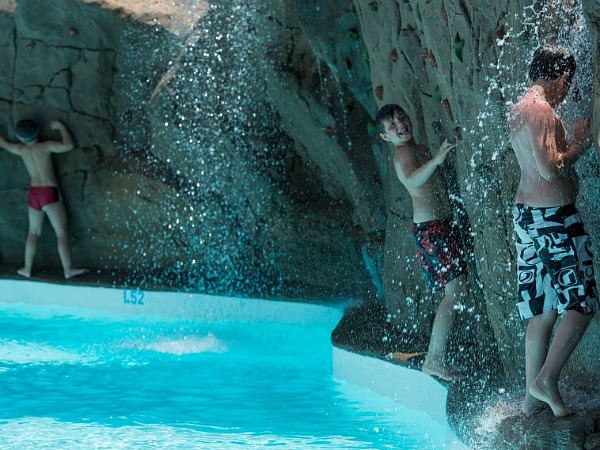 Cool: een klimwand bij het zwembad van Origo Mare