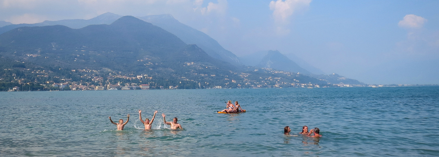 Patrick en de kinderen in het water tijdens een vakantie in Italië