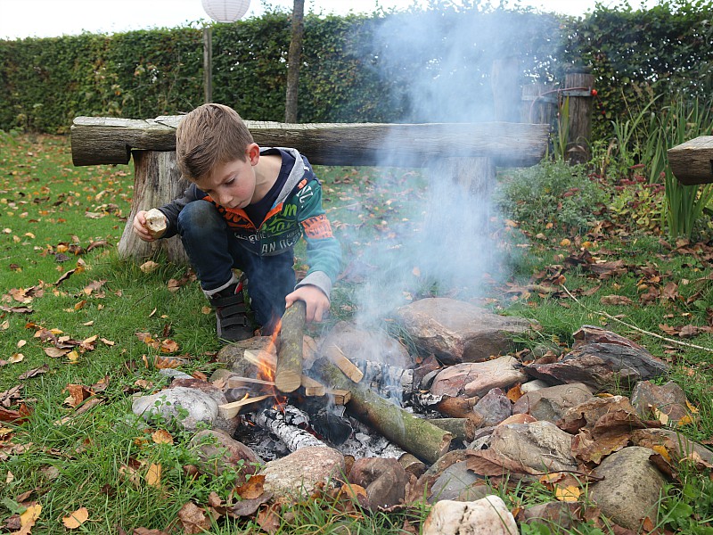 Lekker een kampvuurtje stoken met de kinderen bij het Voorhuis in Brabant.