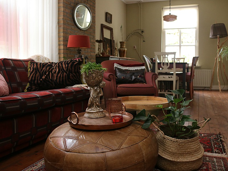De woonkamer met authentieke meubelen