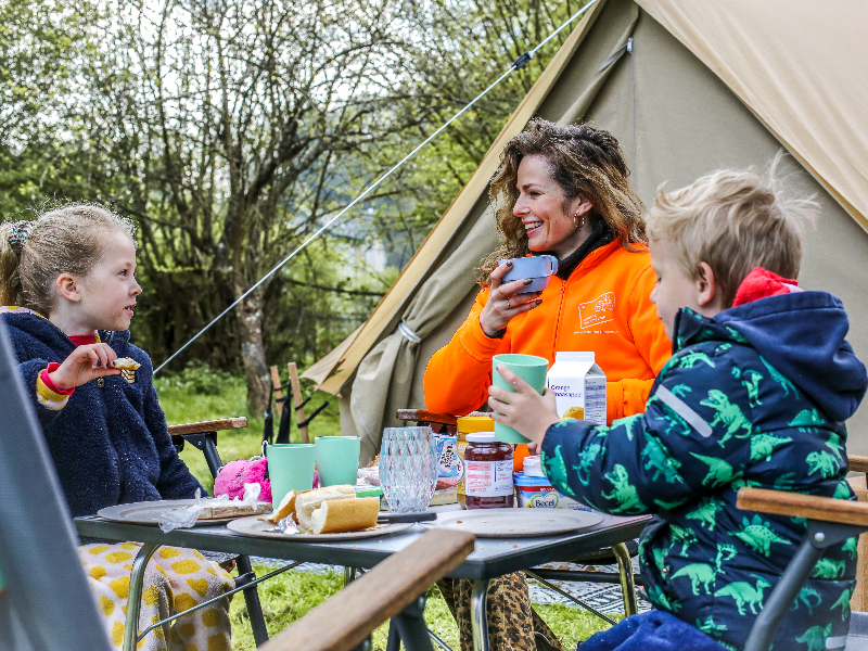 Elisabeth en de kids voor de tipi van Geardropper.