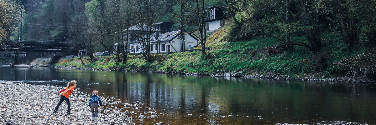 De rivier de Ourthe direct naast de camping.