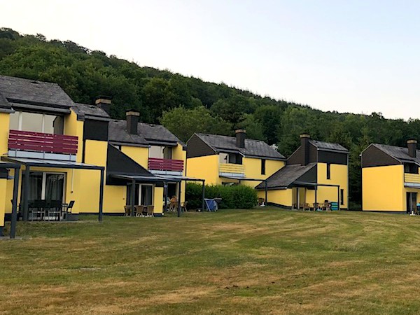 De gele huisjes op Vakantiepark Hambachtal